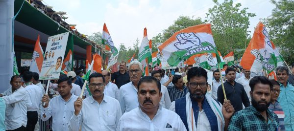 पुराना विधानसभा मैदान में संविधान बचाओ, लोकतंत्र बचाओ रैली में कांग्रेस पार्टी के वरिष्ठ नेता नेता मुन्ना सिंह अपने सैकड़ो समर्थकों के साथ हुए शामिल