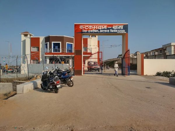 दो बच्चों की मां तीन बच्चों के पिता के साथ हुई फरार, पुलिस ने किया गिरफ्तार
