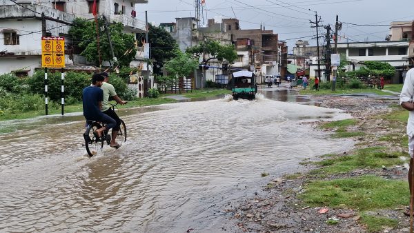 हजारीबाग में पहली बारिश का कहर,मासीपीढ़ी से चंद्ररु धाम तक जलजमाव, नगर निगम की खुली पोल