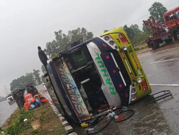 गोरहर पुल के पास NH-19 पर हादसा, तीन की हालत गंभीरकोलकाता से गया जा रही थी बस, तेज बारिश में फिसल कर पलटी