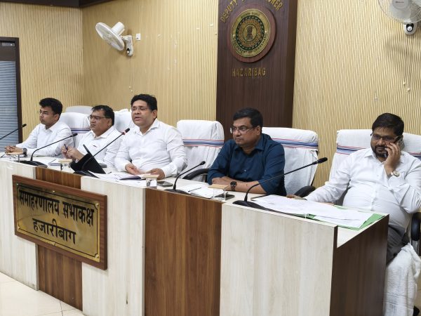 परियोजना प्रभावित क्षेत्रों से स्कूल व आंगनबाड़ी केंद्रों के स्थानांतरण को लेकर उपायुक्त ने की अहम बैठक