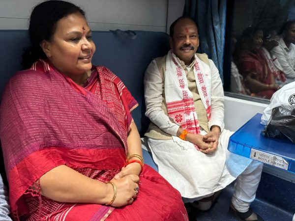ट्रेन में हुई मुलाकात: पूर्व मुख्यमंत्री रघुवर दास और ग्रामीण विकास मंत्री दीपिका पांडे सिंह के बीच विभिन्न मुद्दों पर हुई चर्चा