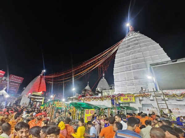 देवघर में उमड़ा भक्तों का जनसैलाब, पहले दिन बाबा को चढ़ा 1.27 लाख कांवरियों का जल