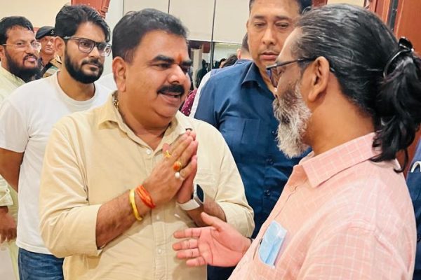 कांग्रेस पार्टी के पूर्व सदर विधानसभा प्रत्याशी मुन्ना सिंह ने मुख्यमंत्री हेमंत सोरेन से की मुलाकात, दिशोम गुरु के स्वास्थ्य की ली जानकारी