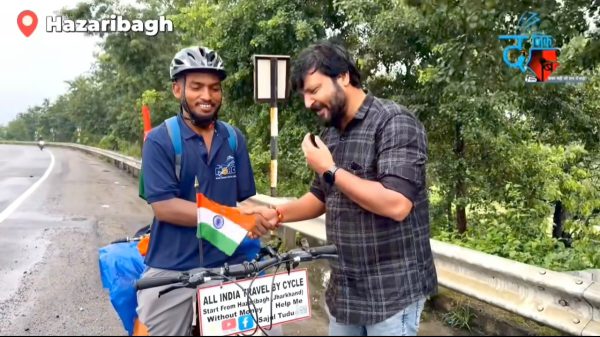 हजारीबाग के हटवे गांव के रहने वाले सजुल टुडू ने हादसे में गंवाए हाथ-पैर, फिर भी भारत भ्रमण पर निकले साइकिल से