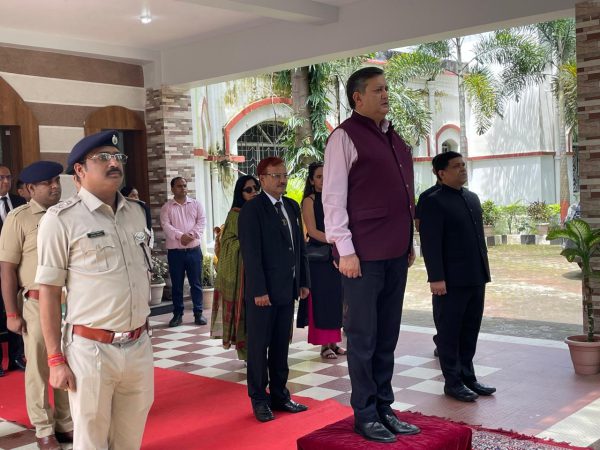 झारखंड उच्च न्यायालय के मुख्य न्यायाधीश माननीय तारलोक सिंह चौहान का हजारीबाग परिसदन में किया गया स्वागत, उपायुक्त एवं पुलिस अधीक्षक ने की शिष्टाचार भेंट